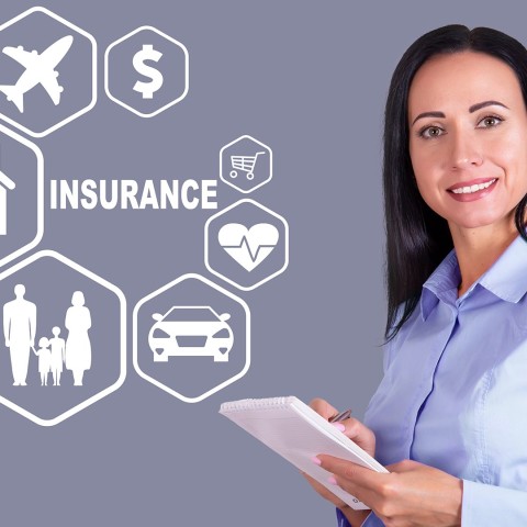 Mujer profesional sonriente junto a iconos que representan seguros para hogar, familia, autos, salud, viajes y compras, ilustrando la diversidad de productos de aseguradora