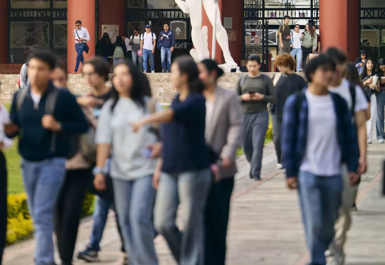 estudiantes en movimiento