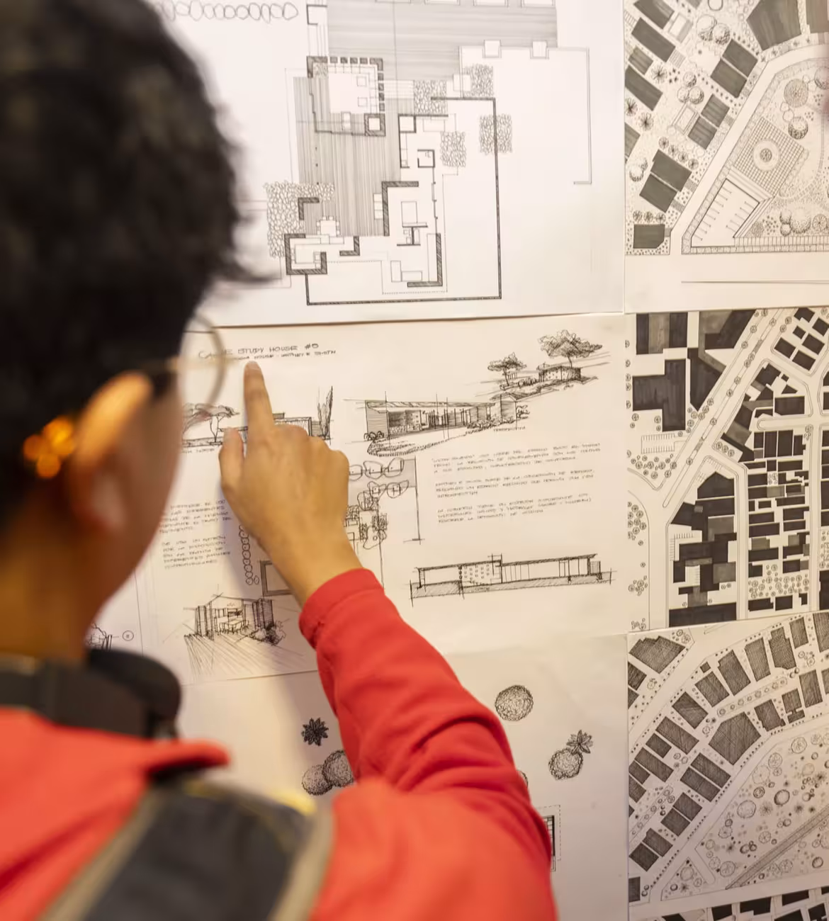 Alumno mira un plano de arquitectura