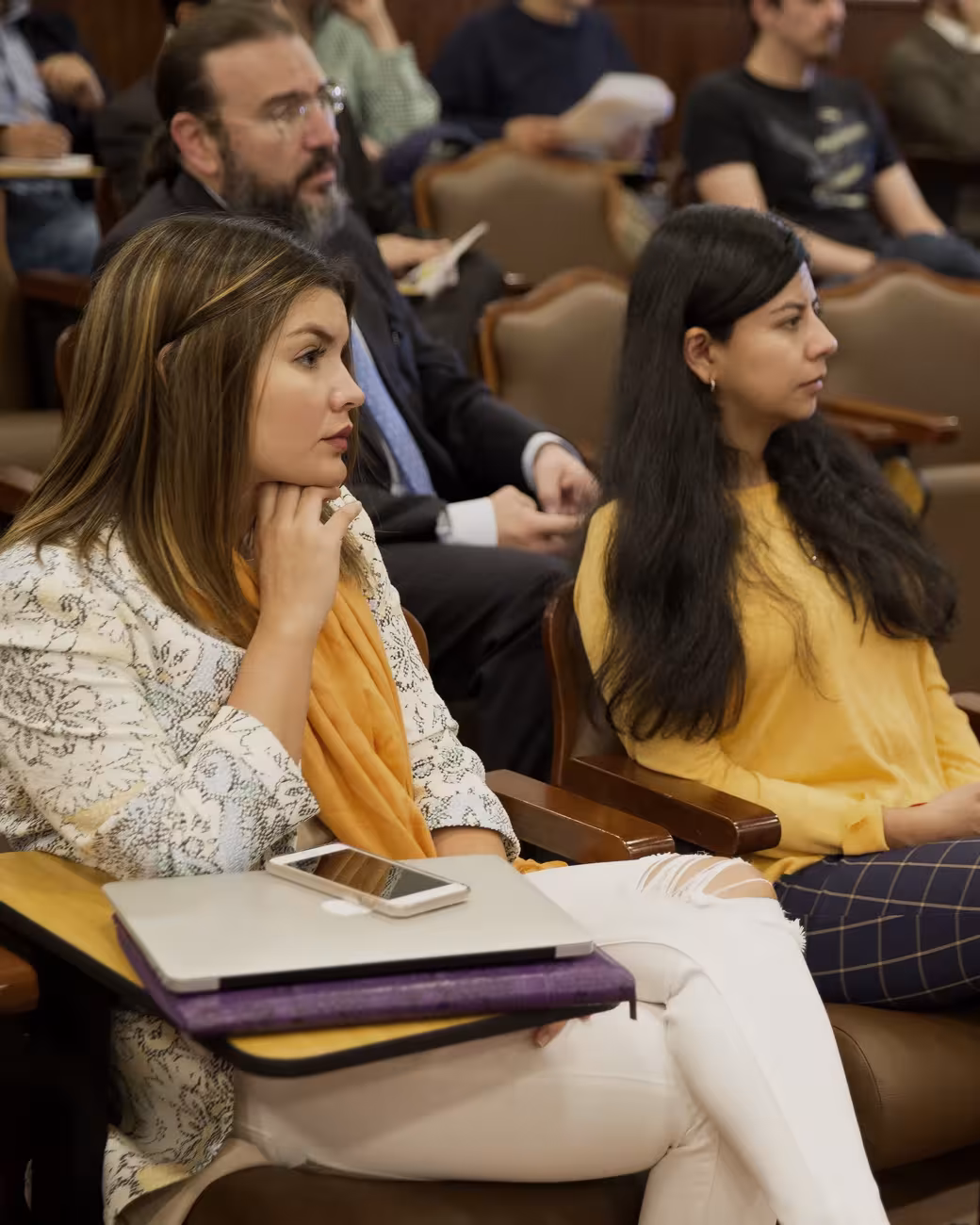 dos mujeres en auditorio 