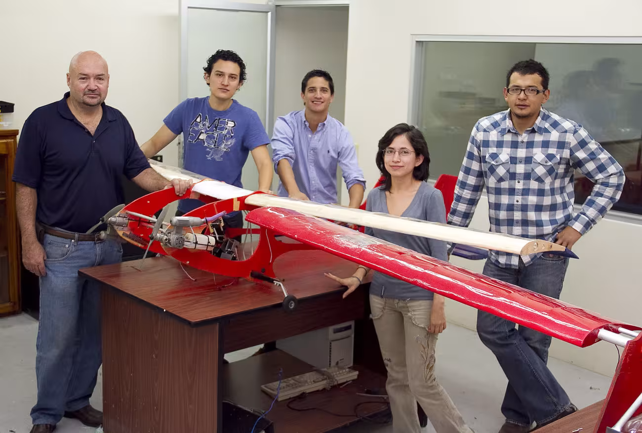 estudiantes construyen avión