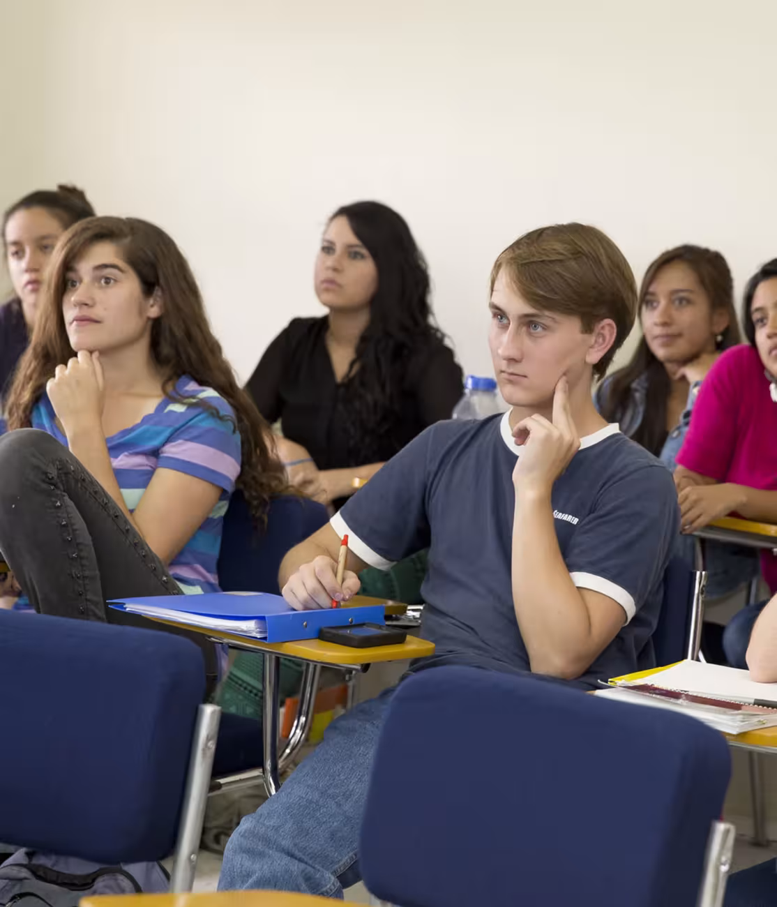 estudiante atiende