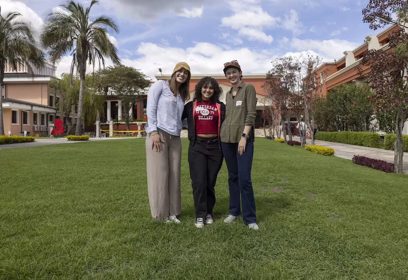 tres estudiantes 