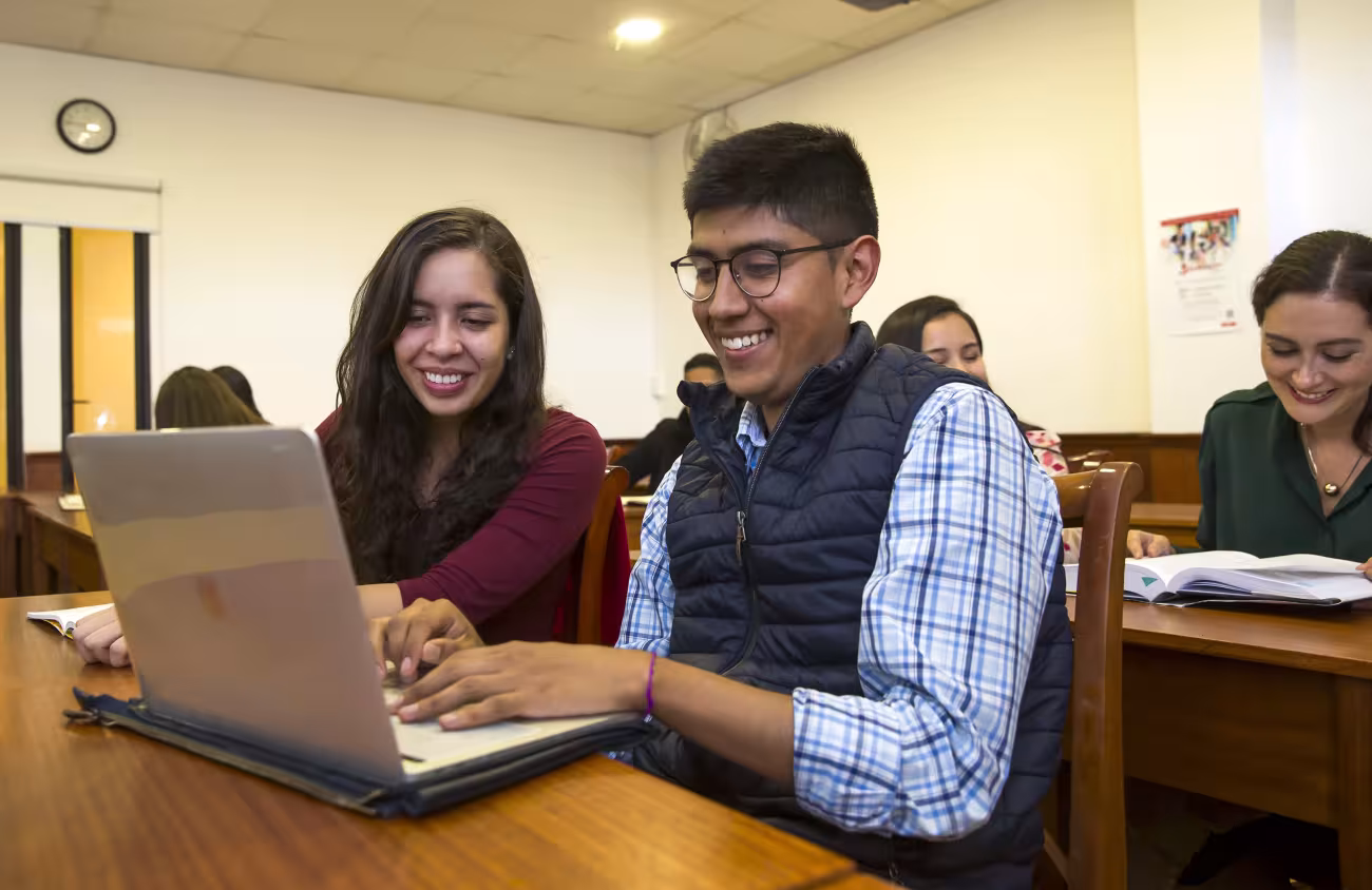 estudiantes en computador 