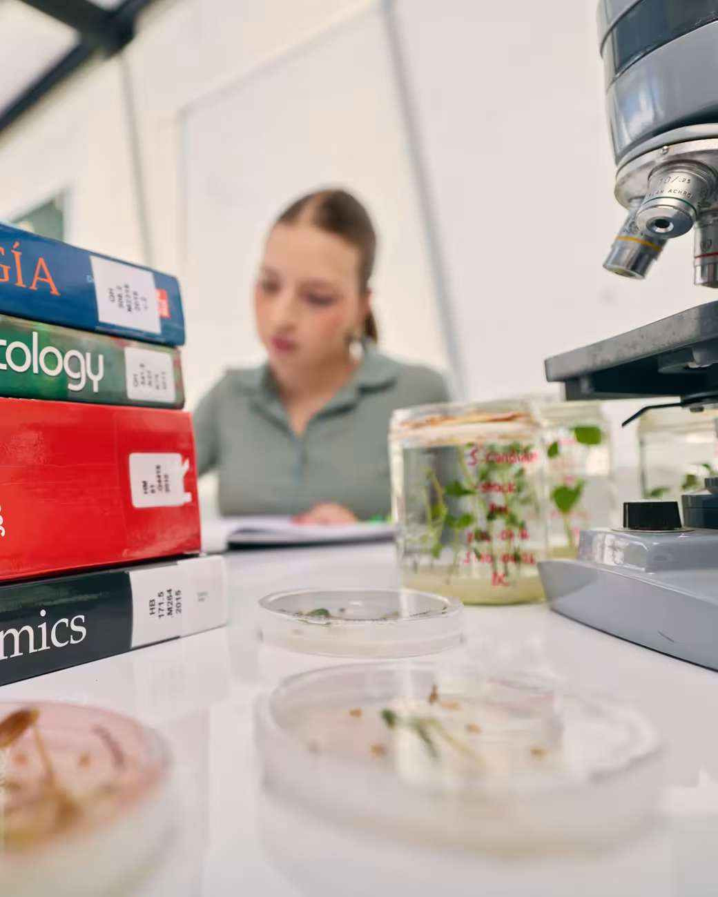 chica microscopio