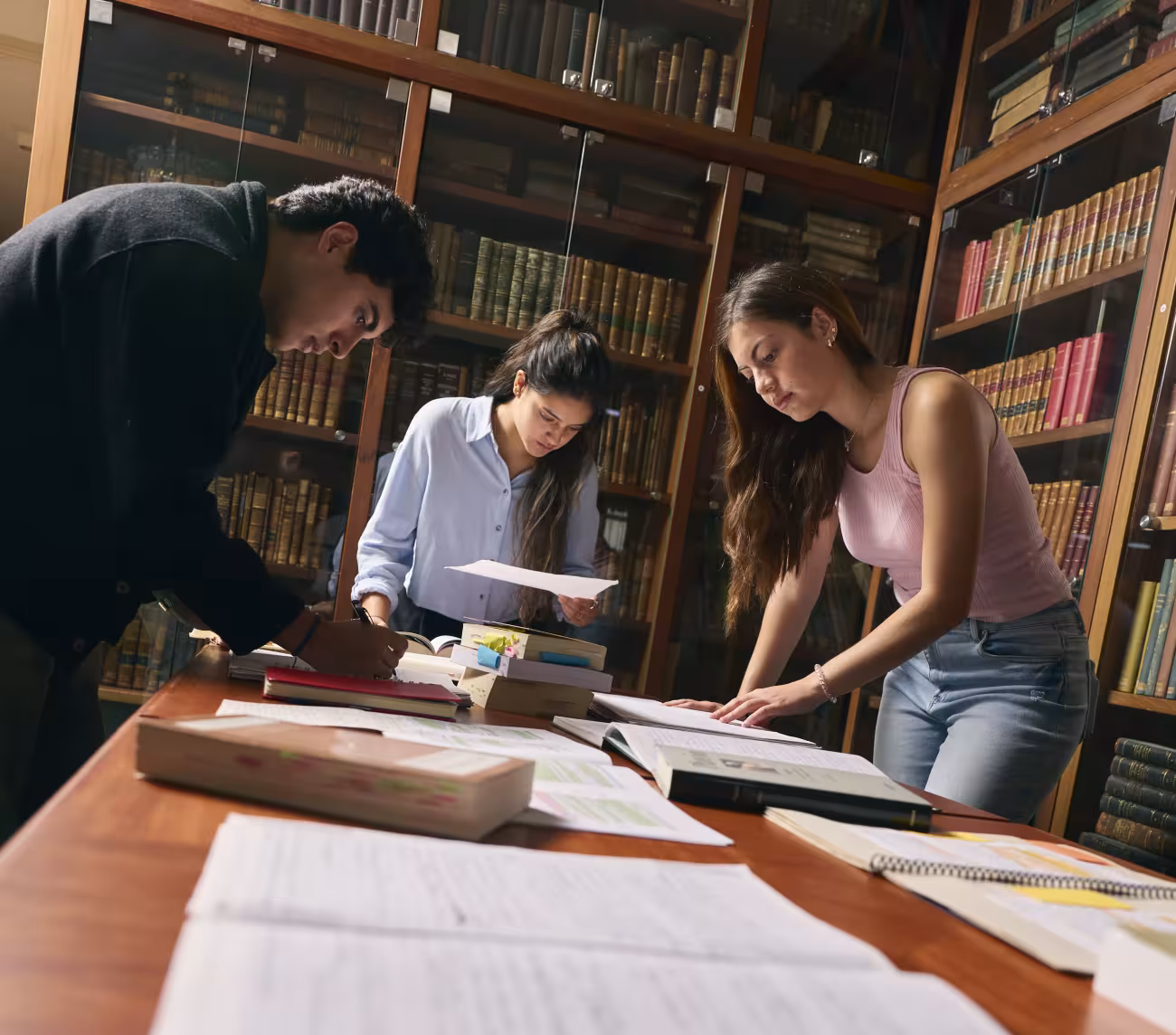 estudientes en biblioteca