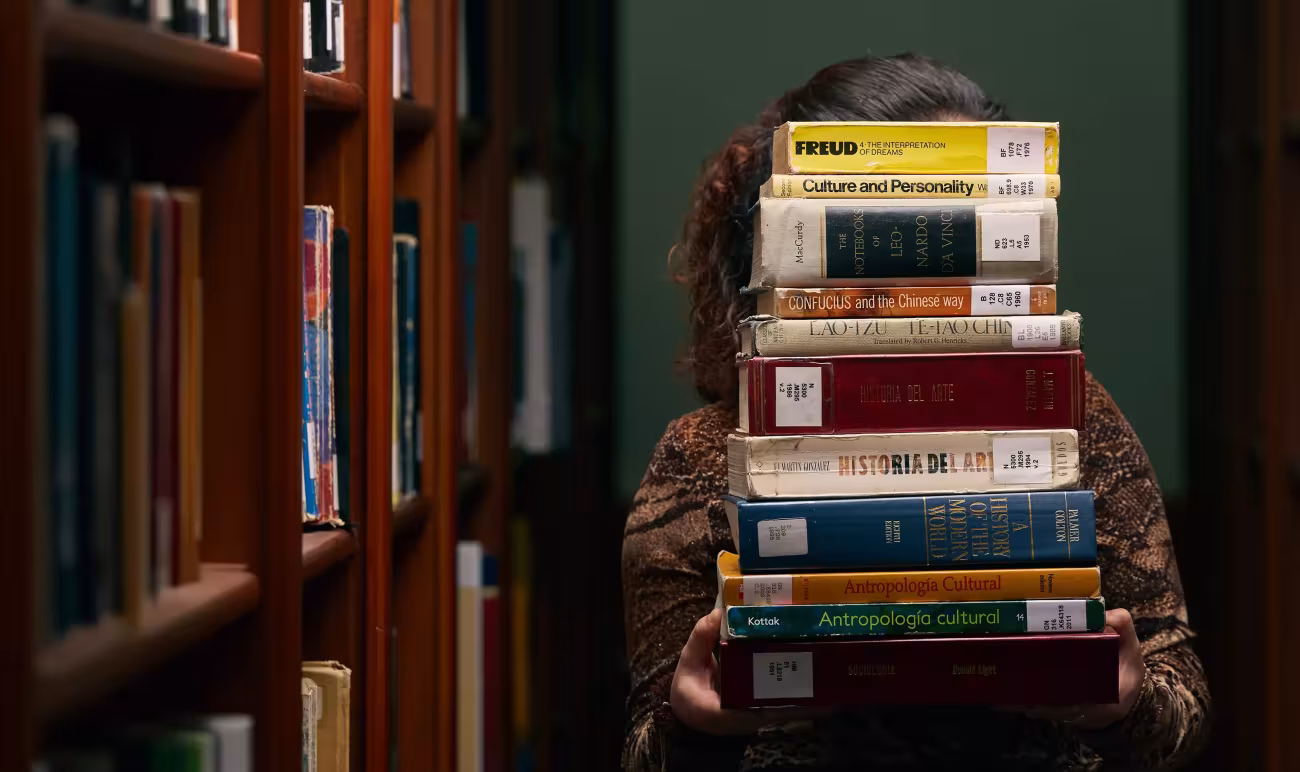 usfq-pregrado-artes-liberas-estudiante-biblioteca