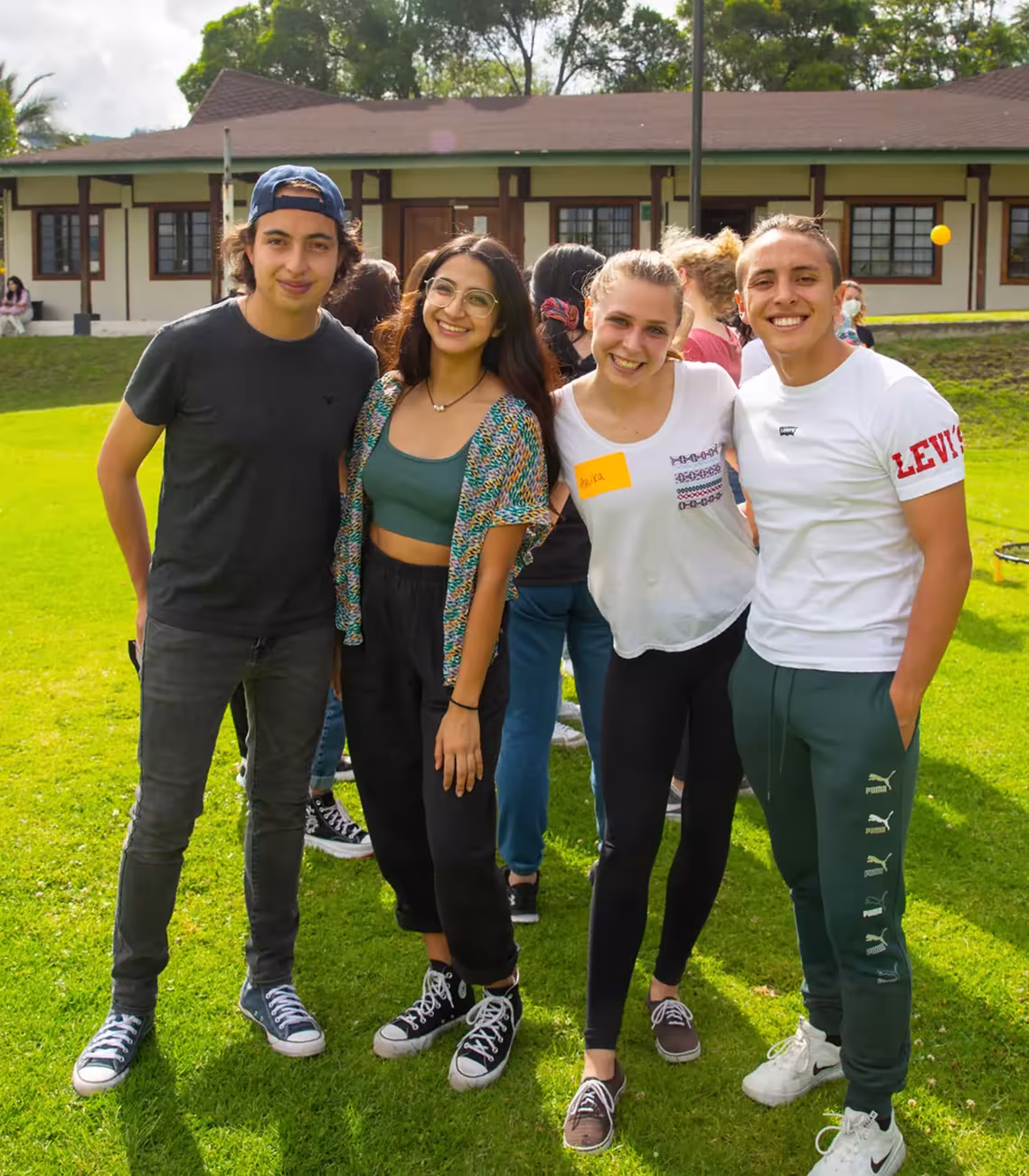 estudiantes abrazados