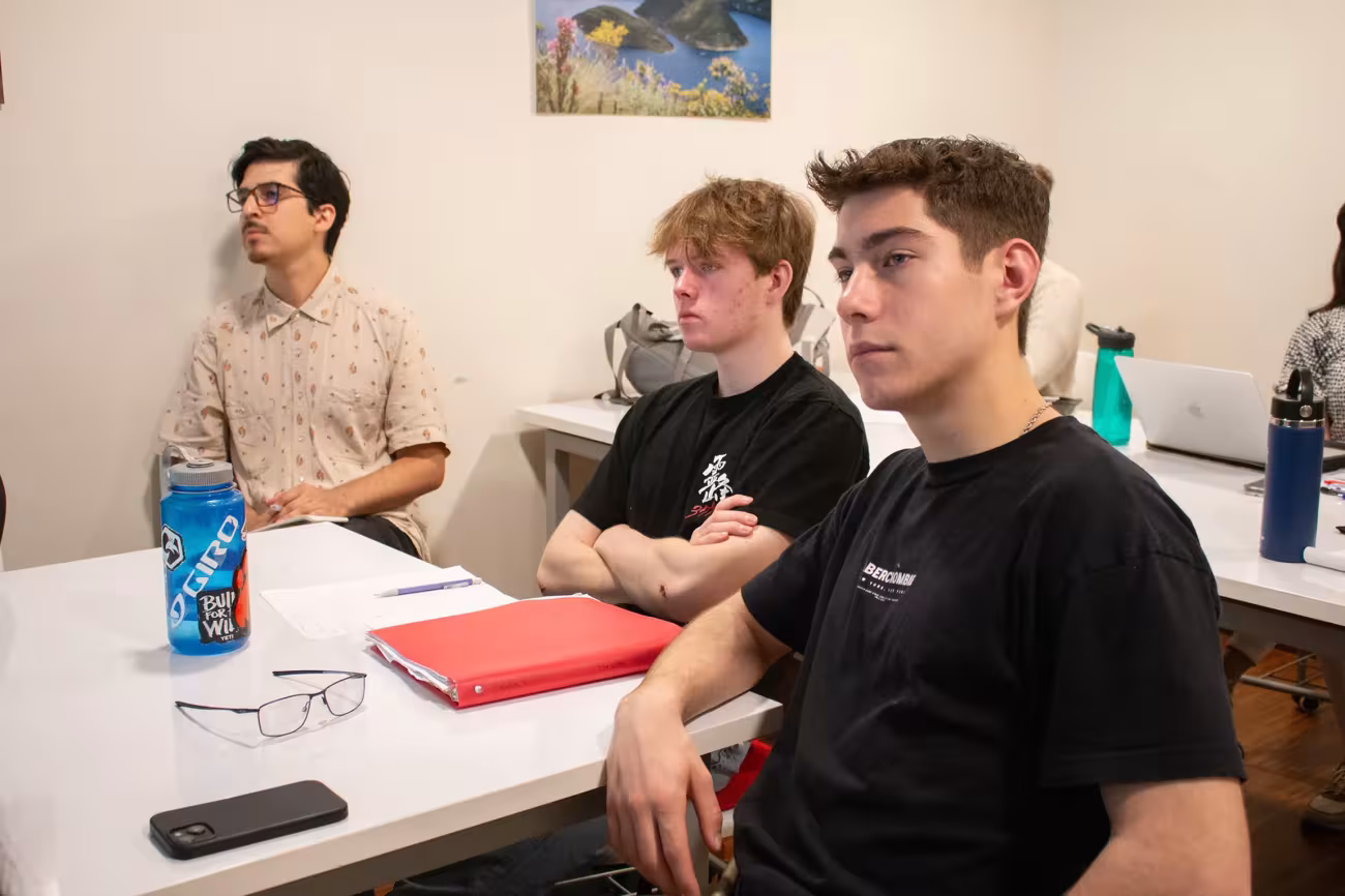 tres estudiantes atienden