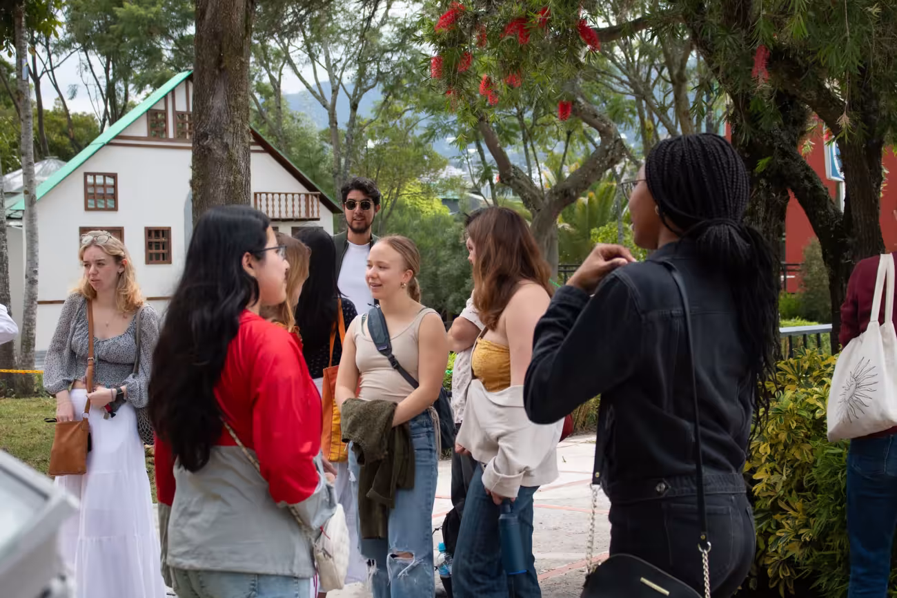 estudiantes conversando