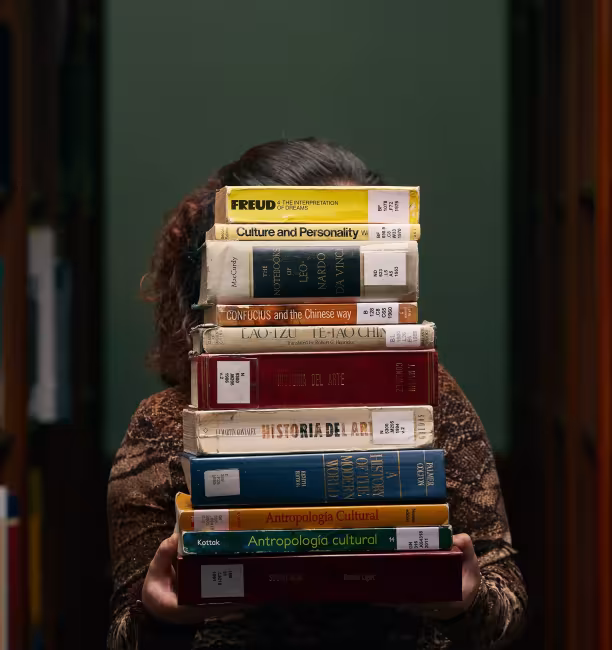 usfq-pregrado-artes-liberas-estudiante-biblioteca