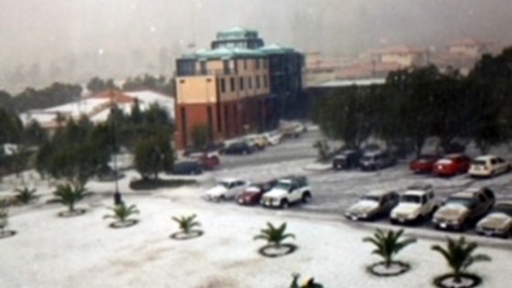 El nuevo campus de Cumbayá cubierto de granizo. Edificio del Colegio de Comunicación y Artes Contemporáneas COCOA