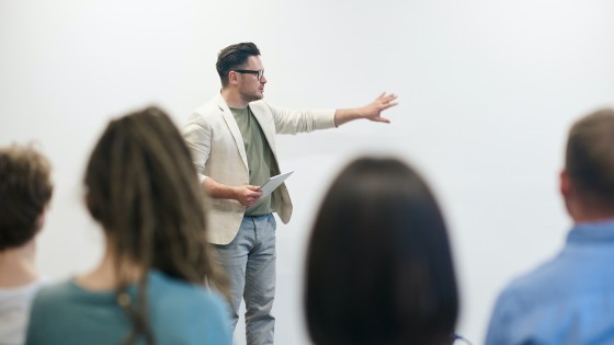 Estrategias para hablar en público y preparar presentaciones exitosas