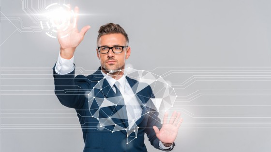 Persona en reflexión frente a un fondo cerebral digital, para el curso de Negociación y Liderazgo de la USFQ