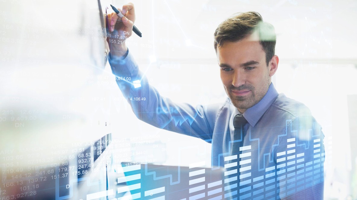 Hombre analizando datos y gráficos, habilidades enseñadas en el curso de Gestión de Riesgos para Entidades Financieras de la USFQ.