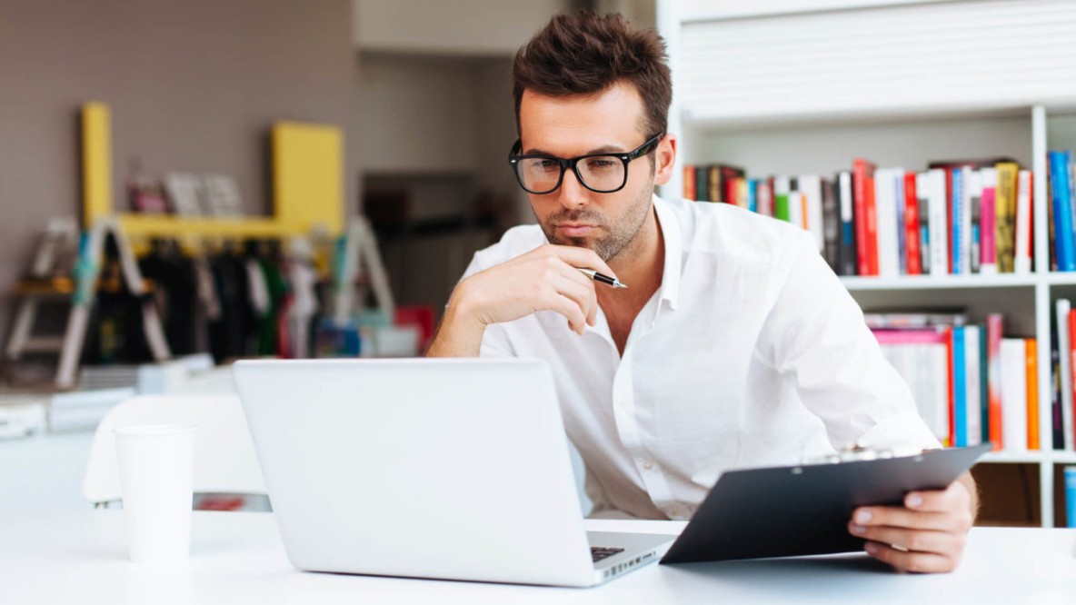Hombre viendo la pantalla de su computador, representando el análisis, uso de herramientas y pensamiento estratégico enseñados en el curso de Marketing Digital de la USFQ.